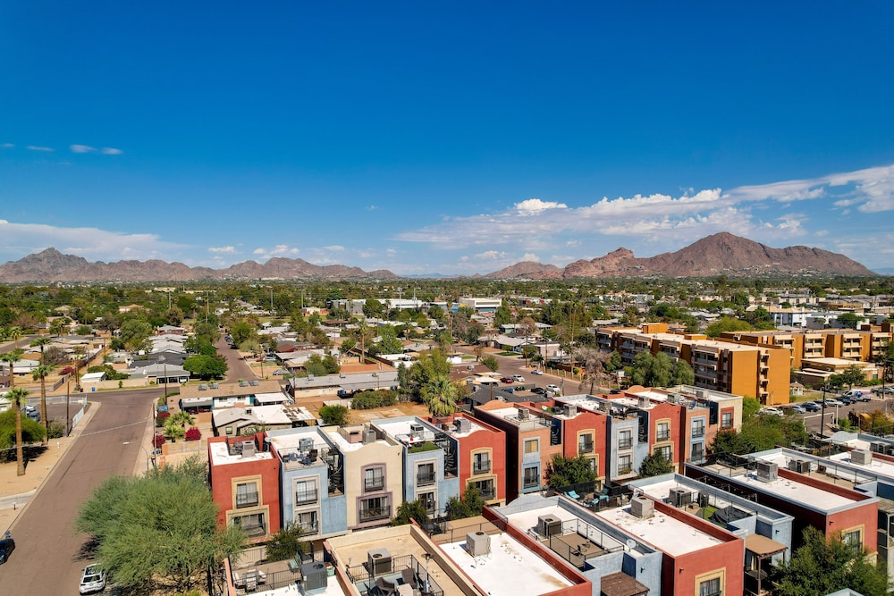 Rooftop Patio, Skyline Views: Phoenix Townhome!