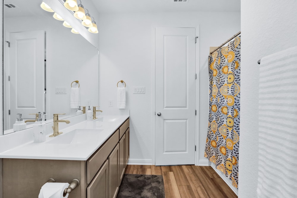 Gorgeous 2 BDR Cottage Minutes to Everything Nbtx! view 3