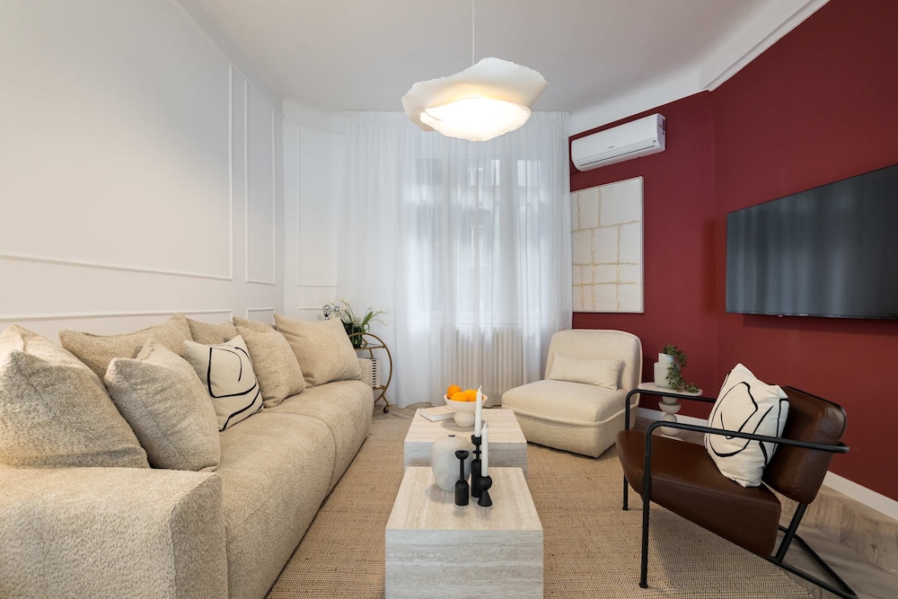 Elegant 3BR Retreat - Steps Away Cismigiu Gardens