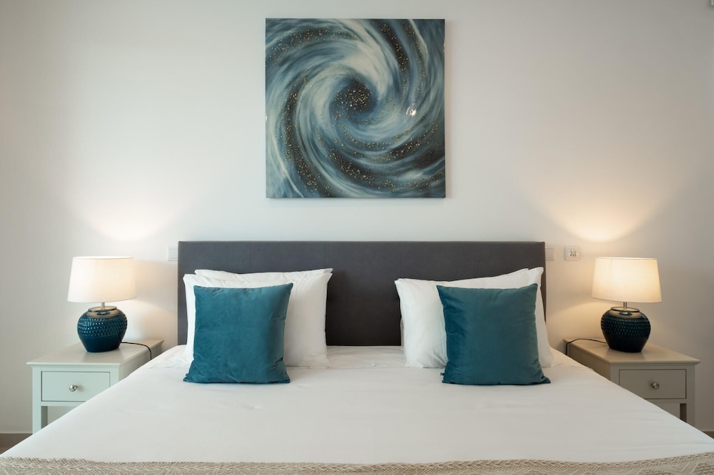 Apartment High-speed Internet A C Shared Pool Near Beach Rlag104 view 5
