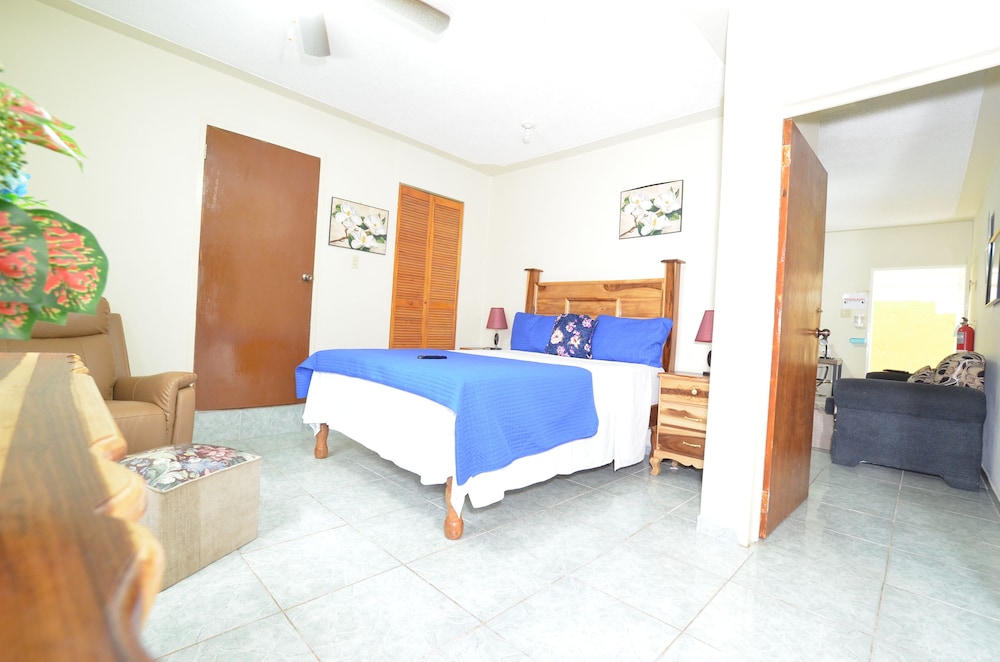 Hotel Cozy Locale Inn - Image 1