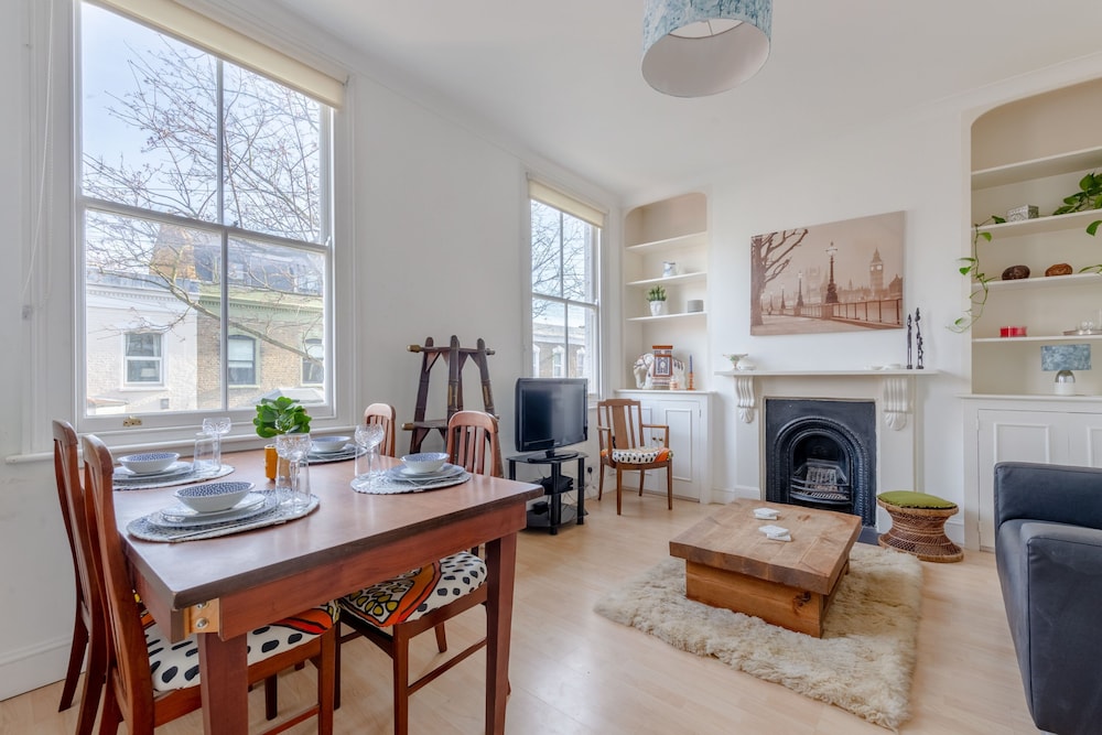Spacious 3 Bedroom Flat in Brixton