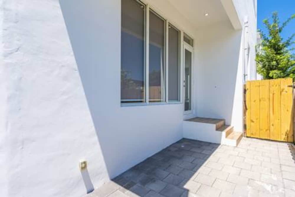 3282 SW 28th St Private Pool 4BD 2 5BA Parking Laundry Wi-fi