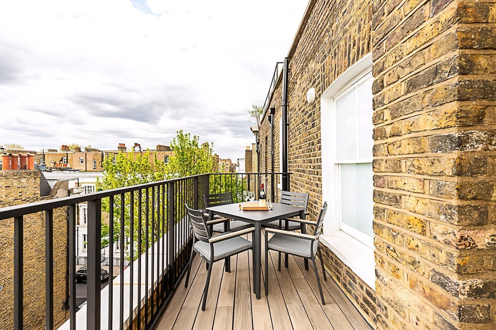 Light & Luxury Chelsea Apartment: Private Balcony!