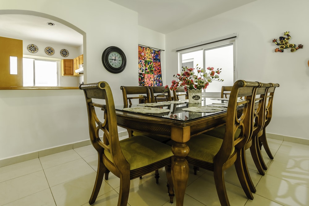 Spacious Villa With Beautiful Garden Sleeps 8 view 3