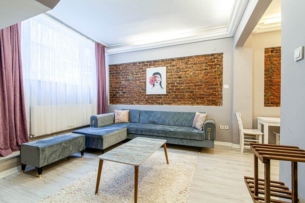 Central Flat Close to Cevahir Shopping Mall