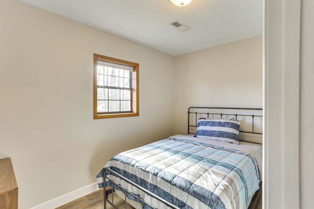 Golf Course Views: Oakland City Retreat