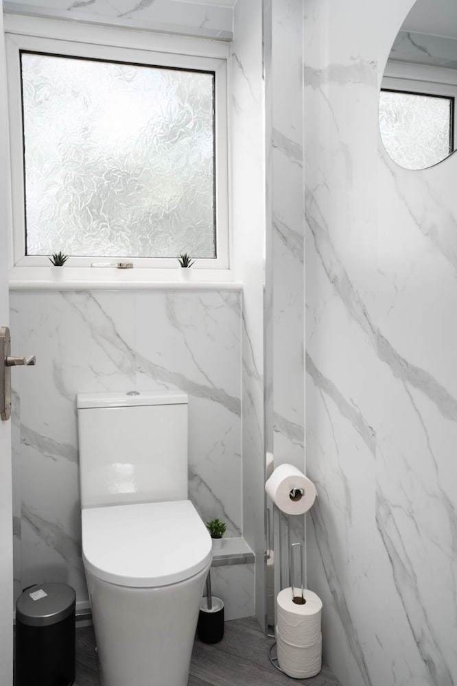 Spacious - 3 Bed - Free Parking
