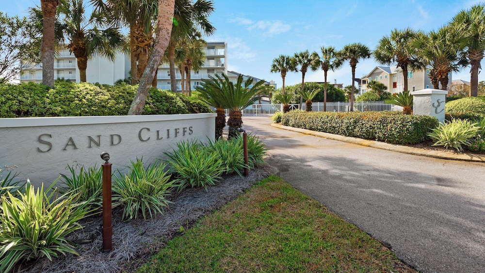 Sand Cliffs 108: Steps to Beach & Pool Access!