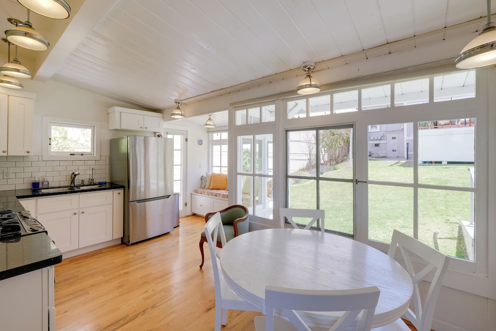 Walk to La Jolla Cove: Dtwn Cottage w/ Ocean View!