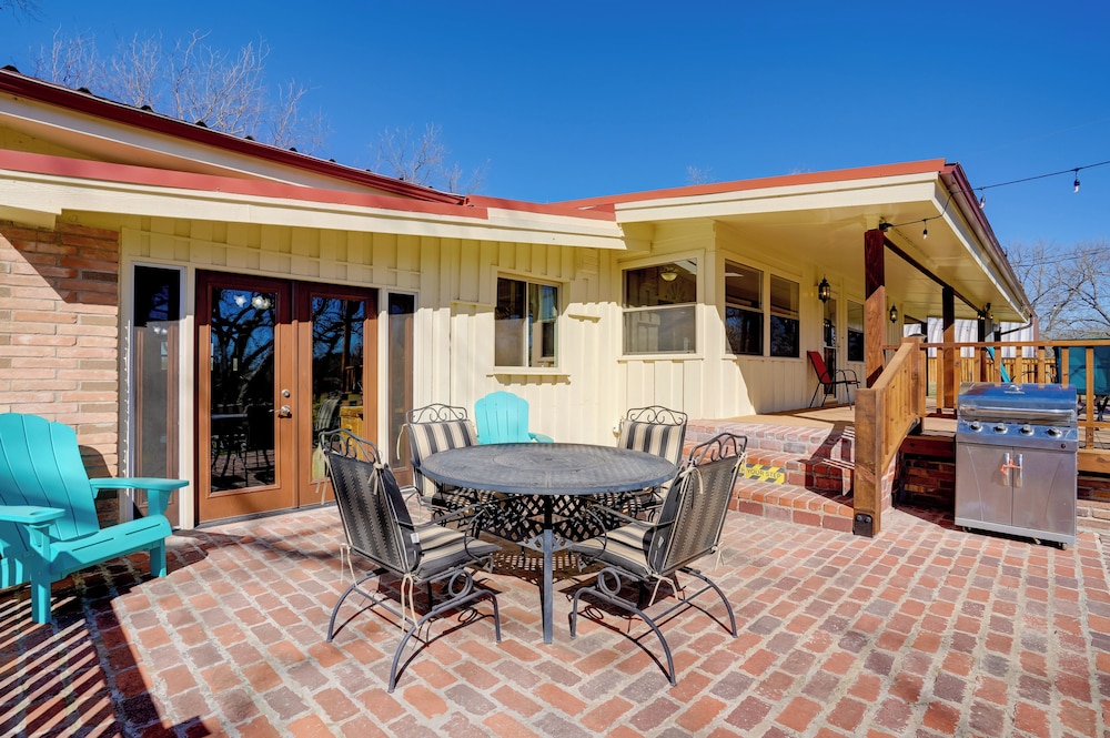 On-site River Access: Fishing Retreat in Granbury!