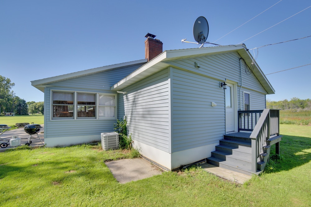 600' of Green Bay Frontage & Dock: Cozy Cottage view 5
