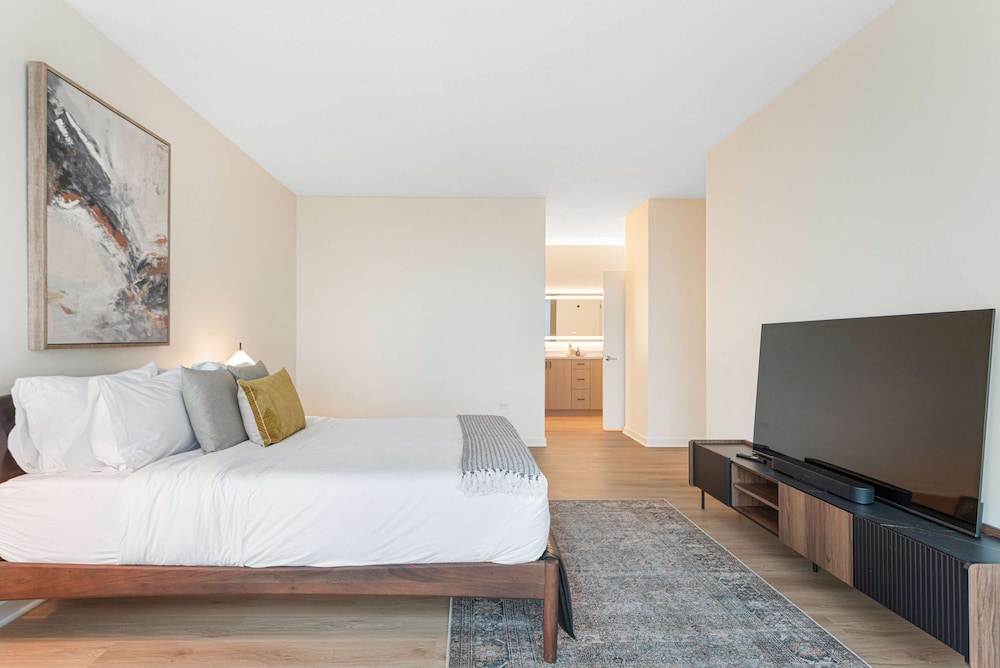 Brand-new 3BR City Views Prime West Loop Spot
