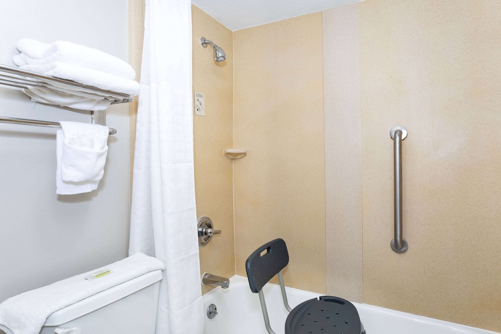 Days Inn by Wyndham N Orlando/Casselberry - Property Image 11