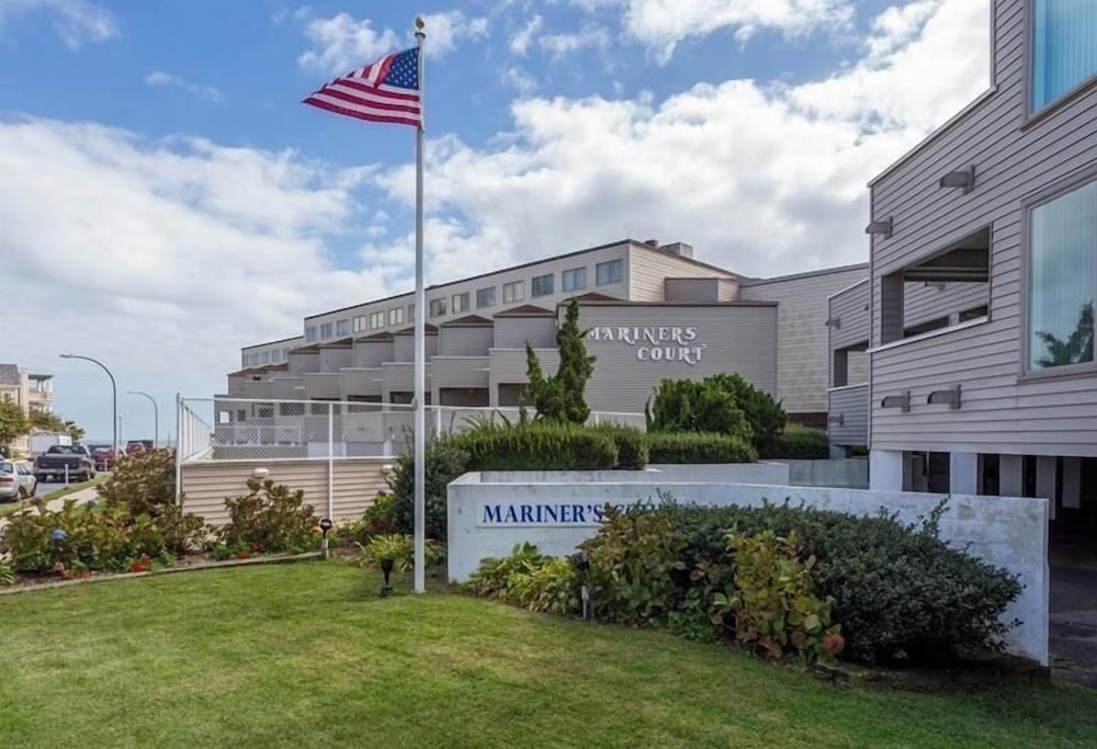 Mariners Court 206
