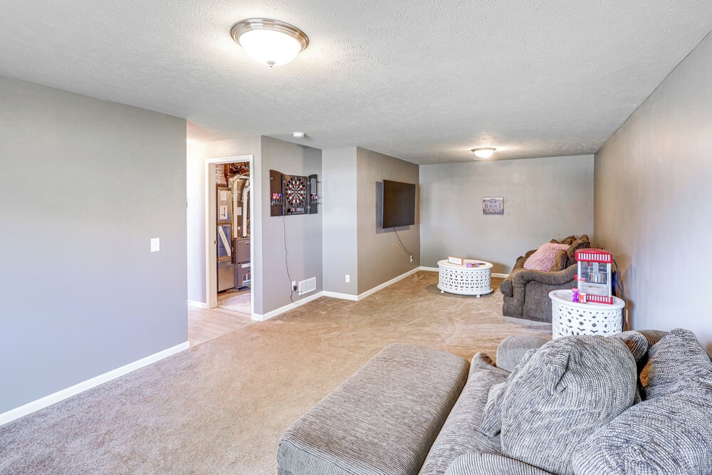 4 Mi to Offutt AFB - Family Home in Omaha Suburbs!