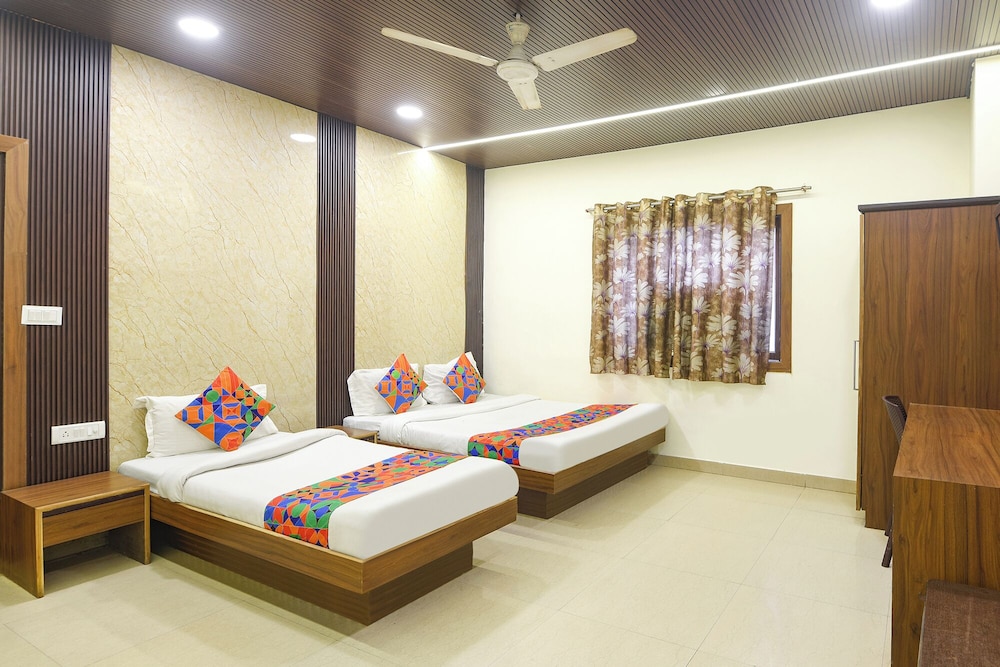 Fabhotel Aura Palace