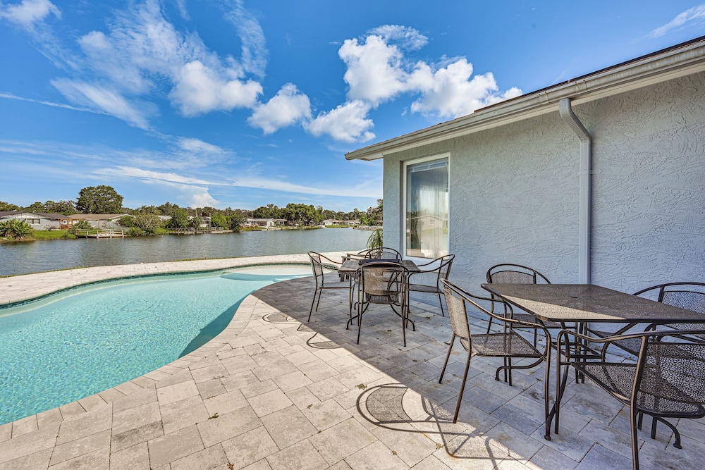 Sunset Views & Hot Tub: Lakefront Holiday Retreat!