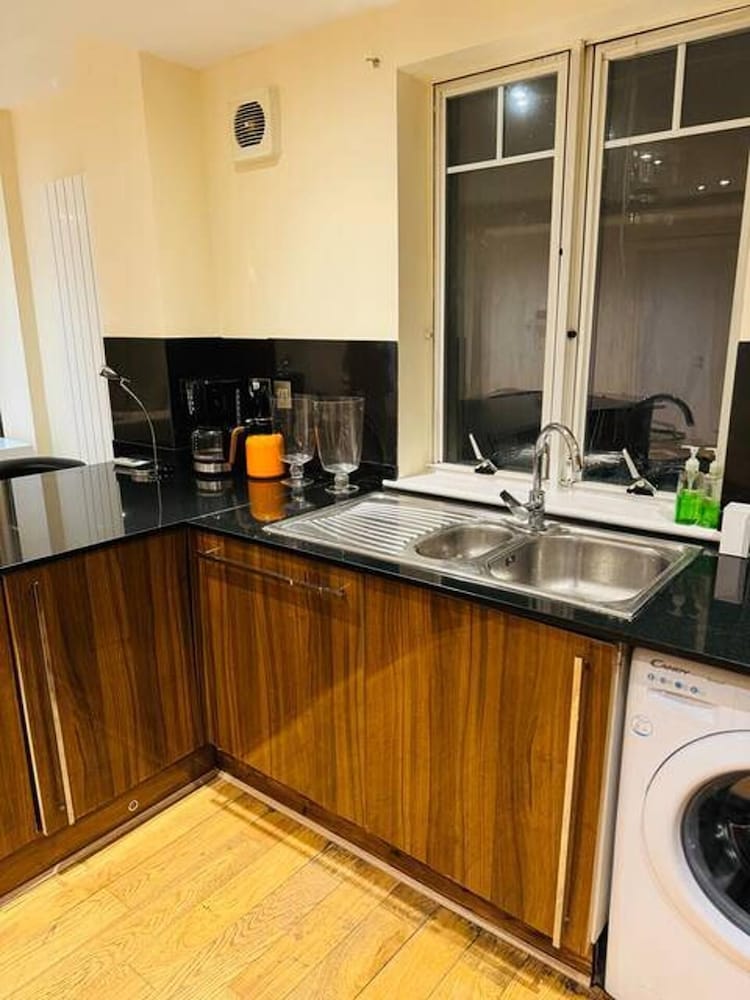 3-bed Central Apartment - Sleeps 8 & Free Parking photo 4
