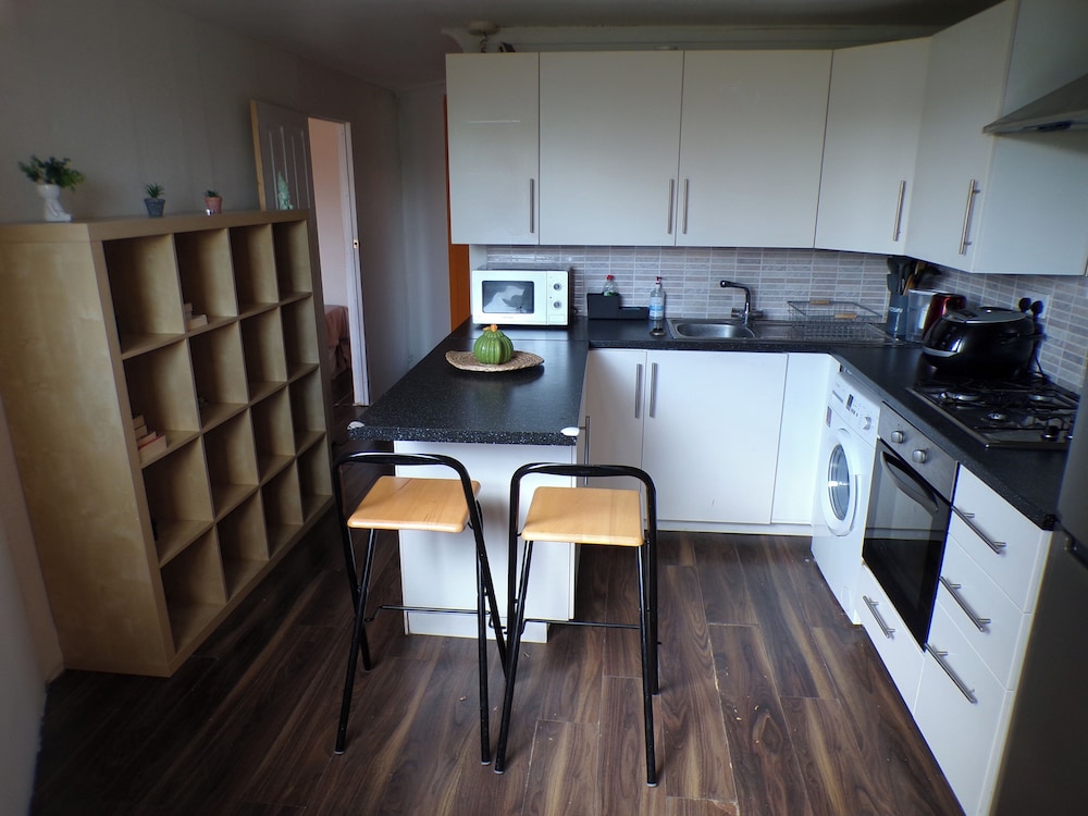 Chelsea Orange Apartment Sleeps10-petsok-parking