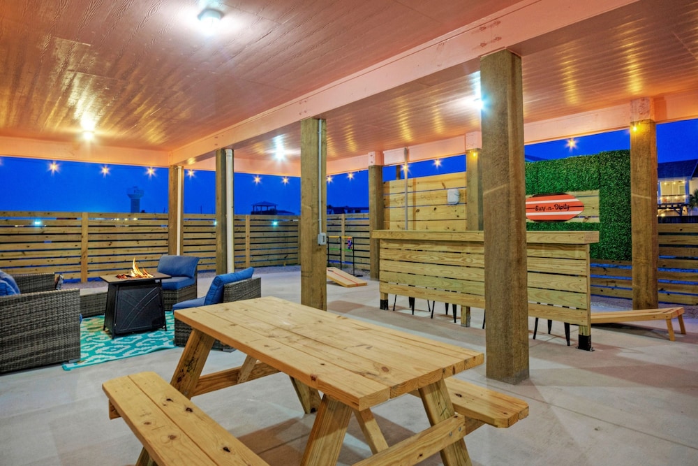 Surf-n-dipity by Avantstay Covered Patio Lounge w Firepit