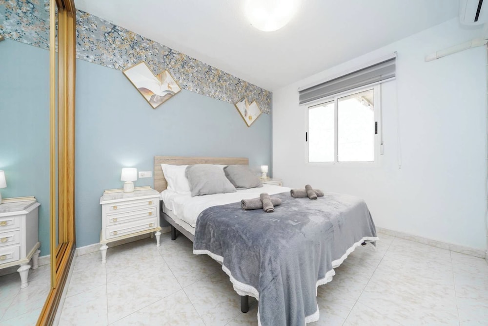 Modern 3-bed Apt, Sleeps 7, 6 Min Walk to Beach