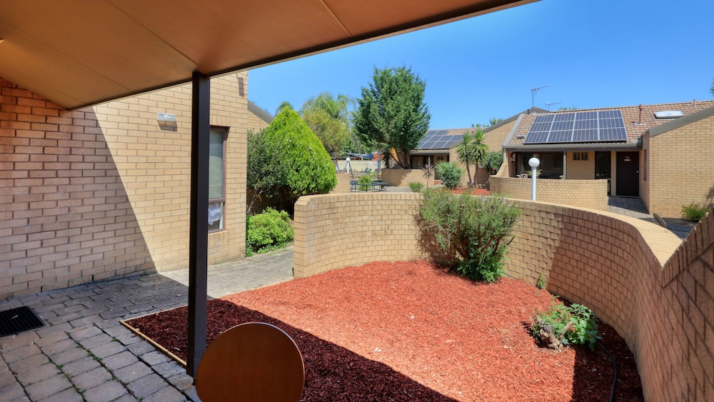 Executive Hideaway Motel