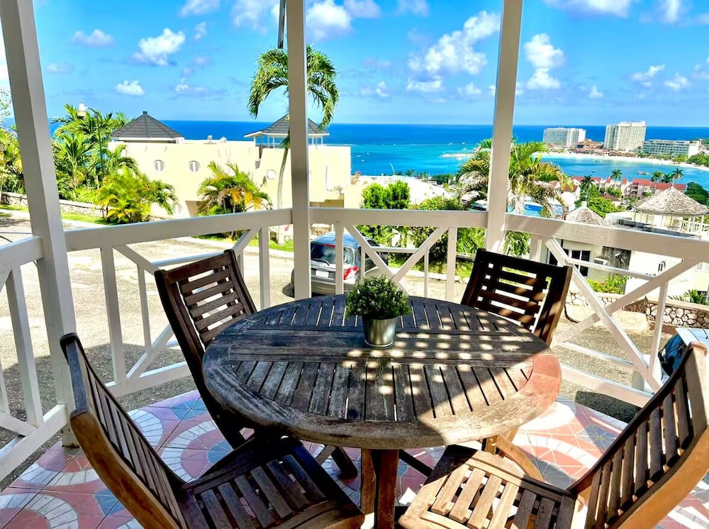 Relaxing Apartment with Ocean View
