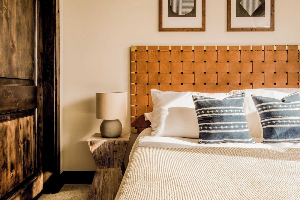 Clint by Avantstay Located Within The Brasada Ranch Community Golf Course, Pool & Hot Tub