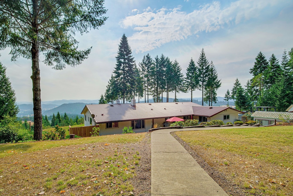 4 Mi to River: Umpqua Valley Villa w/ Fire Pit!