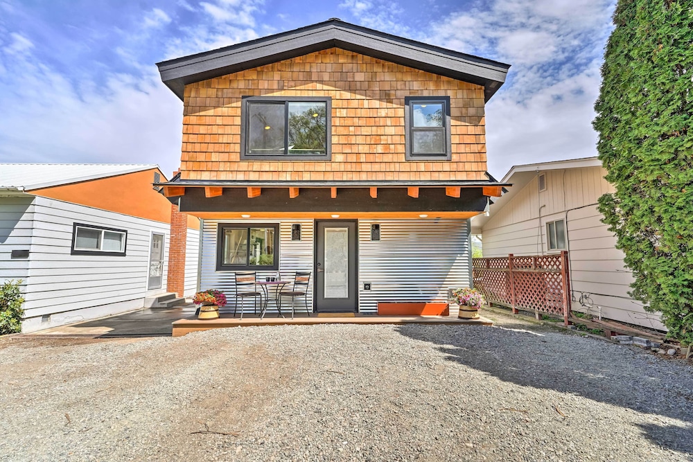 Beach Escape: Scenic Osoyoos Lake Chalet!