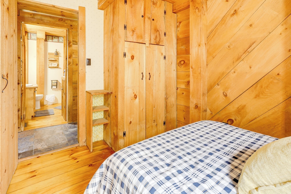 7 Mi to Glens Falls: Peaceful Retreat w/ Game Room