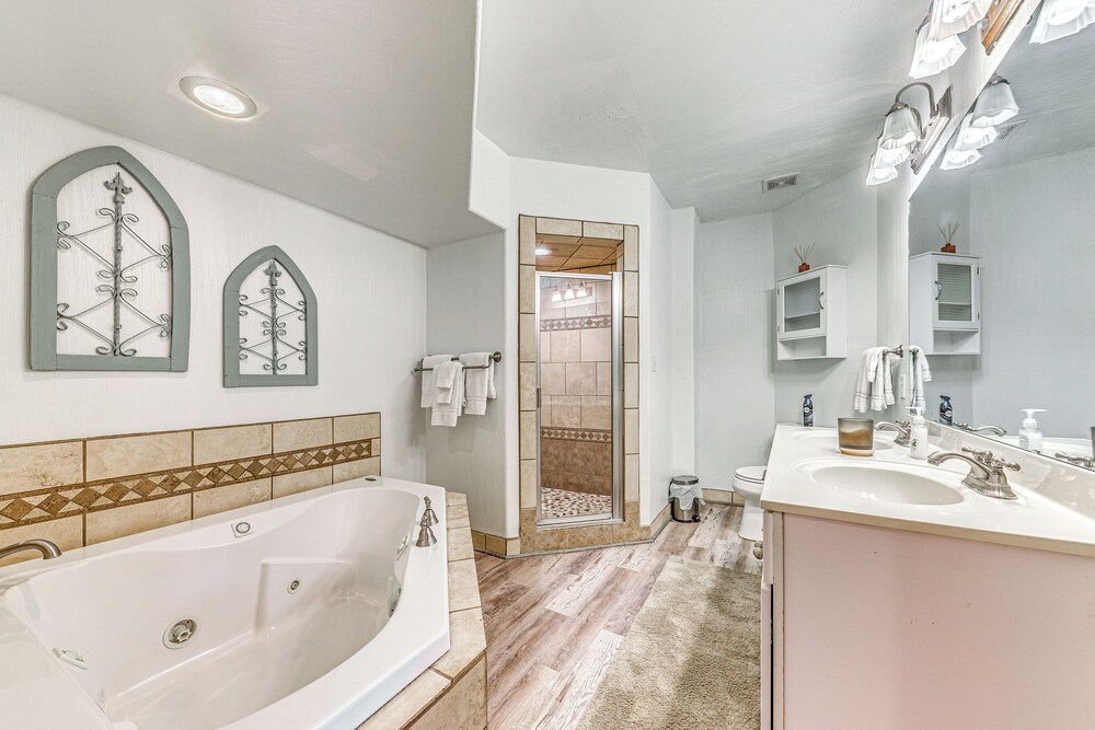 Walk to Midtown Ruidoso: Modern-rustic Cabin