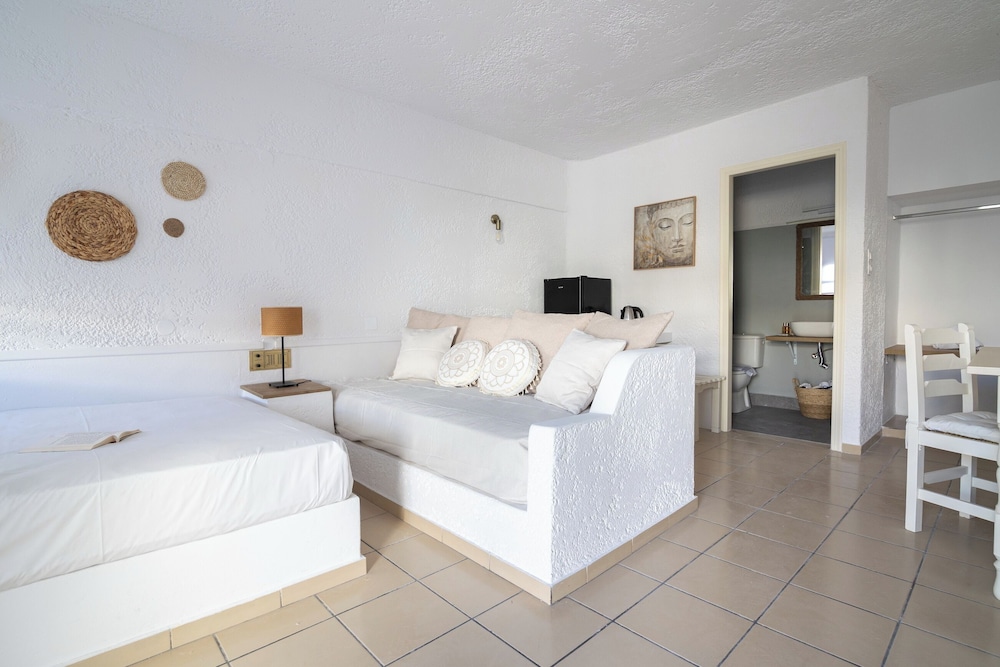 Hesperia Apartments photo 3