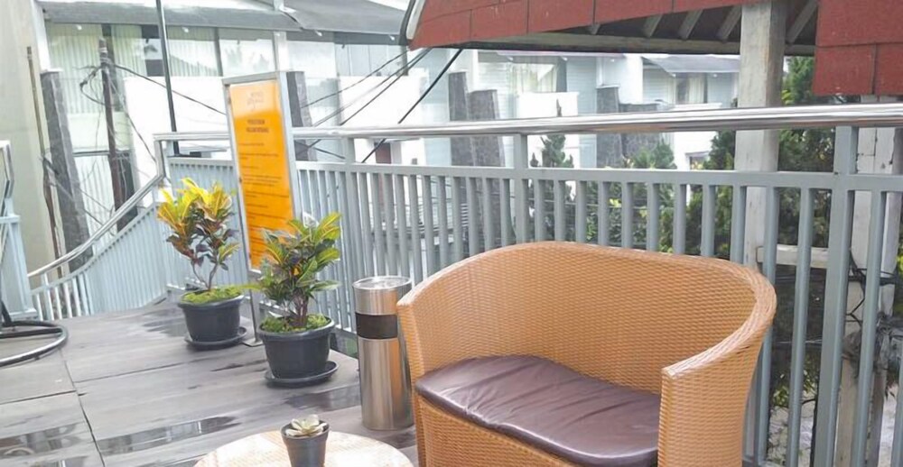 The Modern Monastery Studio At Beverly Dago Apartment