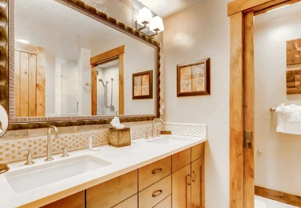 Luxury 2 Bedroom Mountain Vacation Residence With Hot Tub, Pool, and Easy Access to Ski Slopes view 3
