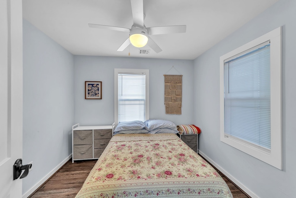 Cozy 3-br Retreat, Four Blocks To Beach & Boardwalk 3 Bedroom Home