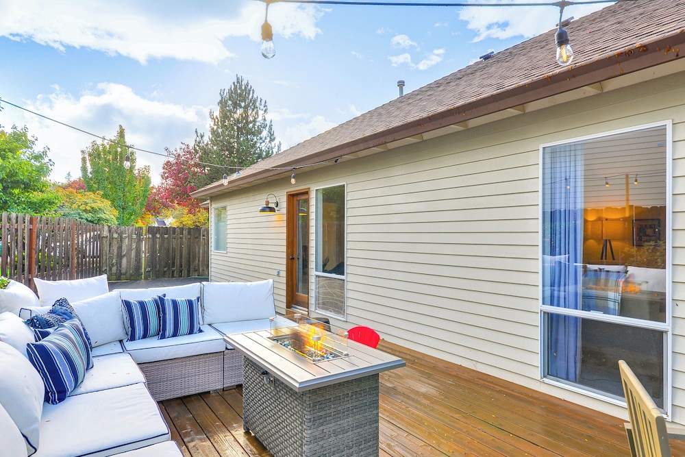 Near Shops & Cafes: Beaverton Haven w/ Luxe Decor!