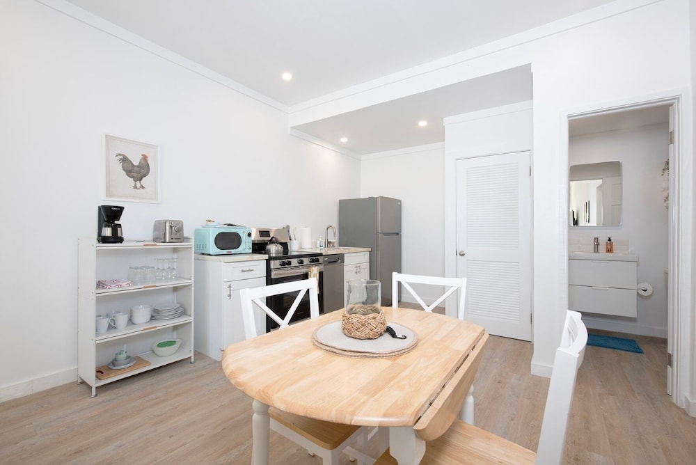Laughing Bird Studio #7 - Brand New Stylish Apartment, Pool, Bea 1 Bedroom Condo, photo 10
