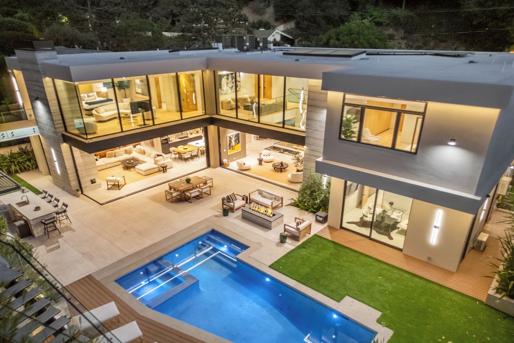 Hutton Villa - 5-bedroom Retreat in Iconic Beverly Hills Oasis