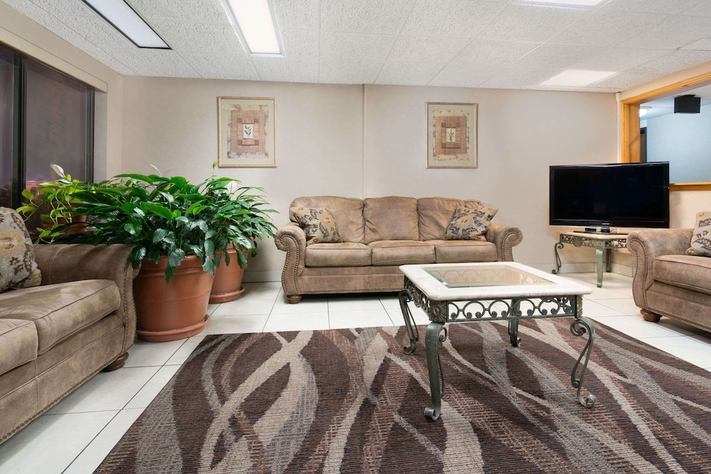 St Cloud Vacations - Days Inn by Wyndham St Cloud - Property Image 2