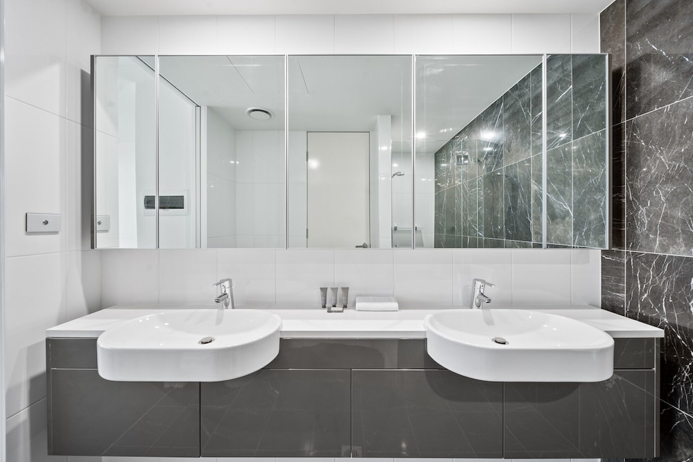 Stylish 1-bed Retreat Steps From Foreshore