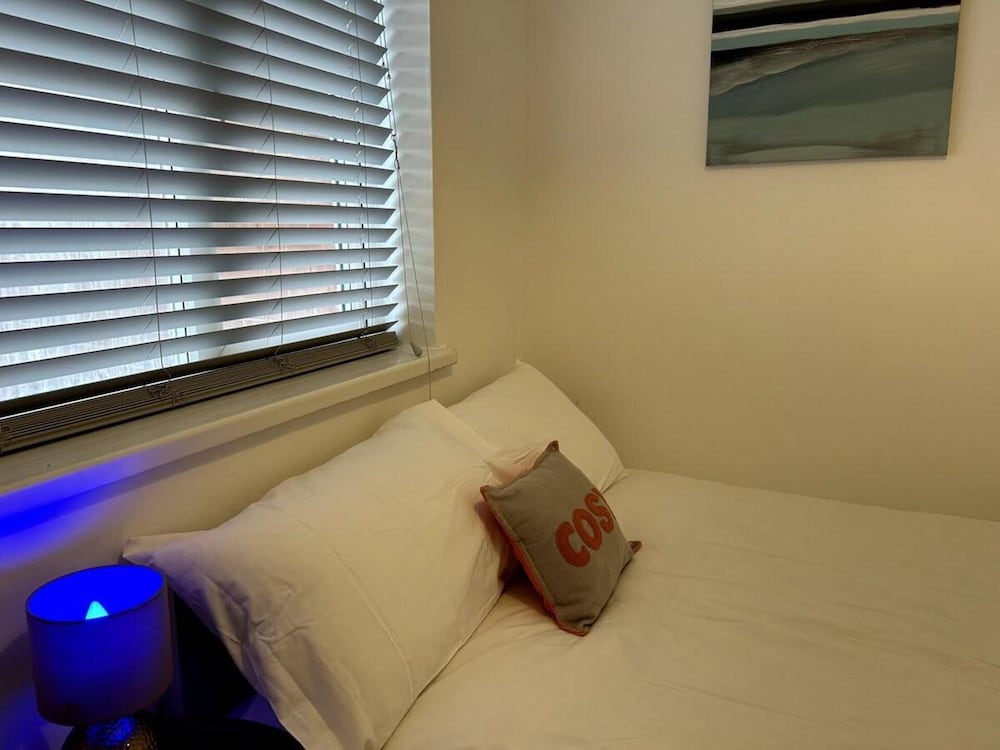 Essex 2 Bed Flat Near Station With Free Parking view 2