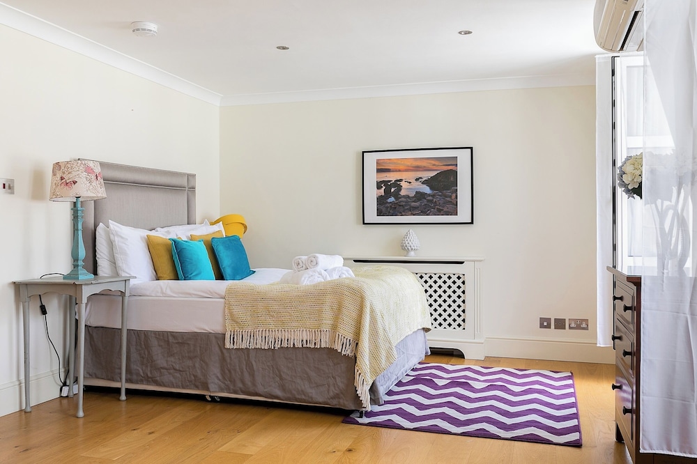 Luxury 5-bedroom Villa With Parking and AC