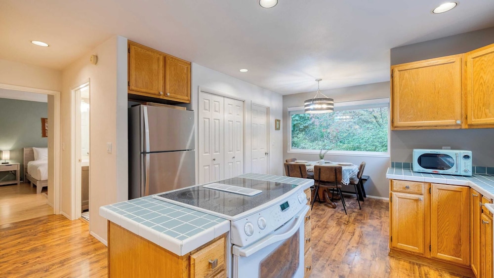 Stylish Forest Getaway on Whidbey Island Near Beaches, Wineries & Trails Cedarview Retreat by Avantstay