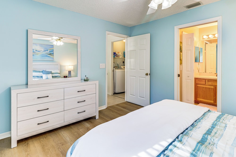 Private Yard & Screened Patio: Sunny Sebastian Gem