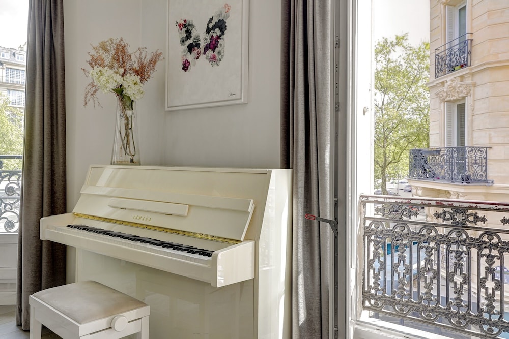 Elegant 3BR Arc de Triomphe