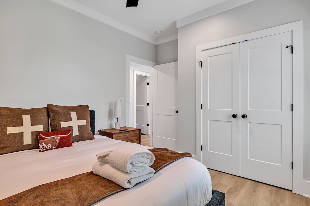 Bass - Private Rooftop - 8 Mins to Broadway