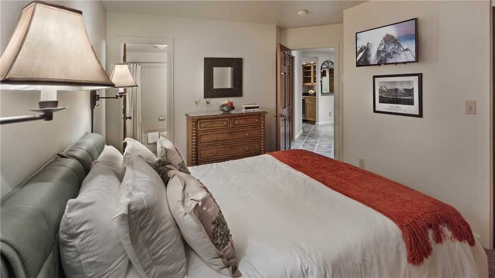 Epernay 125 3 BedroomCondo By Moving Mountains