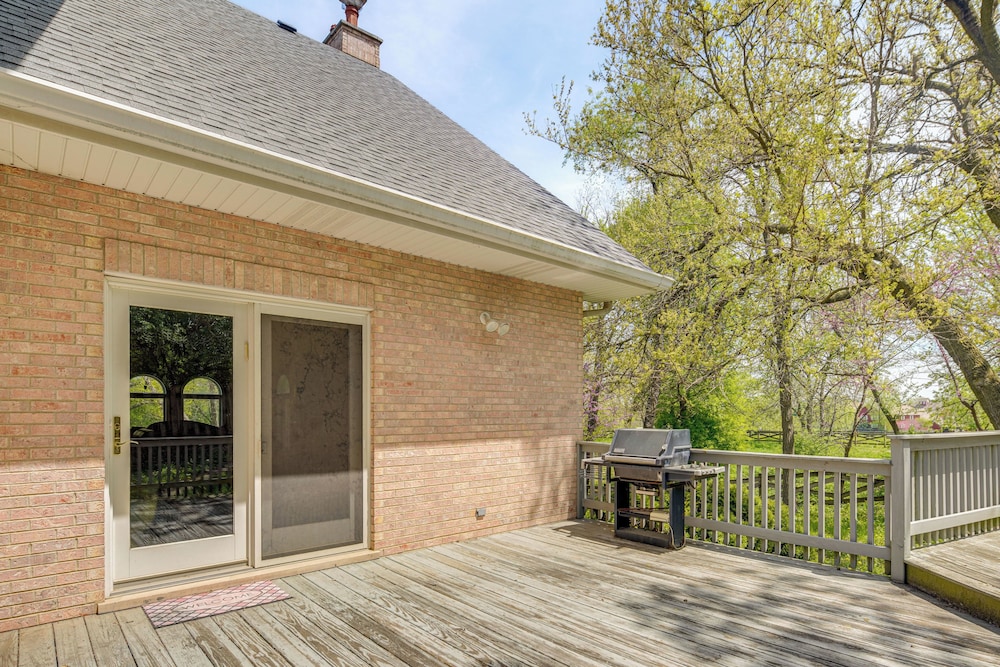 Hot Tub & Sauna: Hoffman Estates Villa in Elgin!